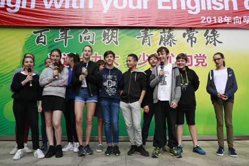 在短短八天内,中法学生结下了深厚友谊,向明初级中学与香港法国国际